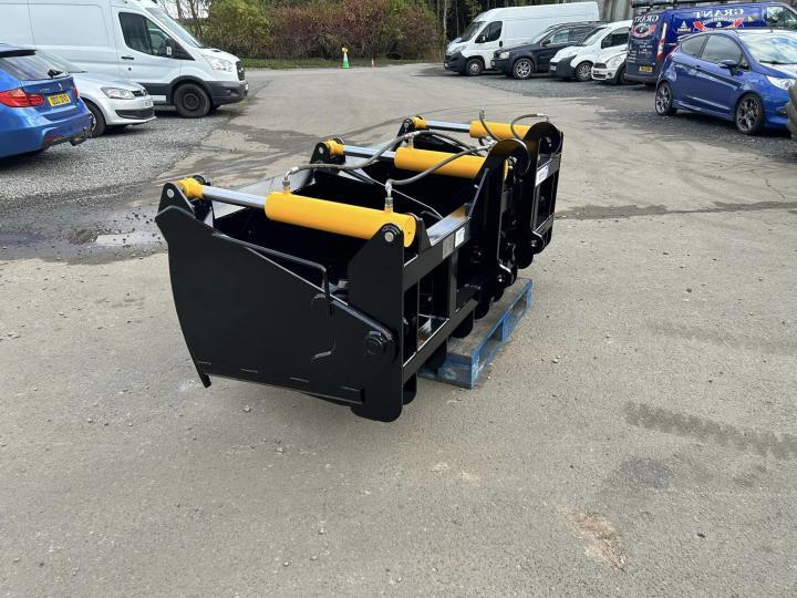 7ft 1” 3 ram shear grab - Fitted with 40mm Hardox tines and made to fit JCB tool carrier