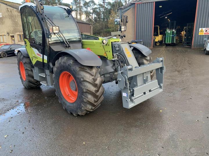 Quick hitch conversion for a Claas 741 to pickup JCB Q-fit c/w hydraulic locking.